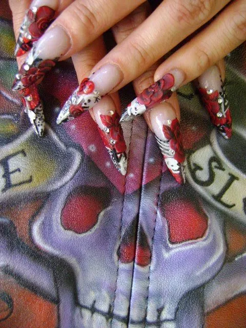 Nina`s Nails: Piramides Rojas