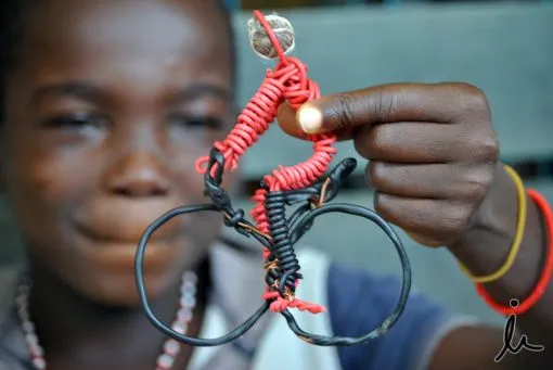 Niño con bicicleta de cable | Rumbo a Nigeria