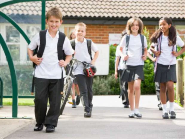 Niño caminando a la escuela - Imagui