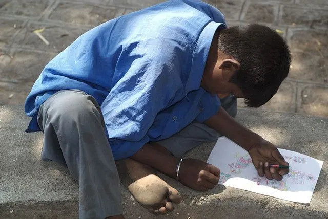 Un niño coloreando en la calle | Flickr - Photo Sharing!