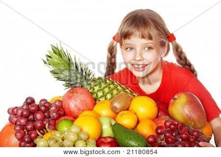 Niño comiendo frutas y verduras. Aislado. Fotos stock e Imágenes ...