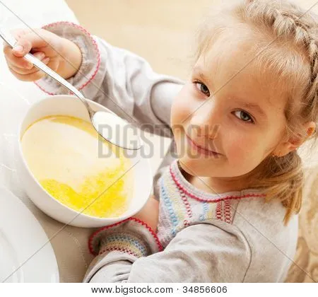 Niño comiendo sopa en casa. Niña cenar Fotos stock e Imágenes ...