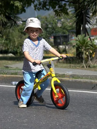Niño haciendo deporte, Av. Rio de Janeiro, Caracas - a photo on ...