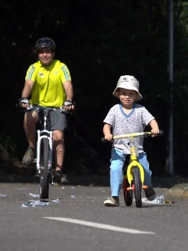 Niño haciendo deporte, Av. Rio de Janeiro, Caracas - a photo on ...