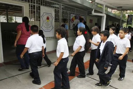 NIÑO ENTRANDO AL SALON DE CLASES - Imagui