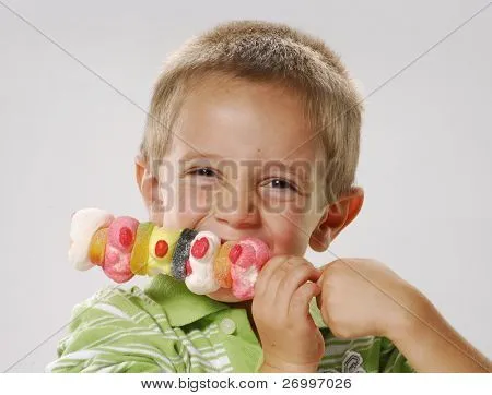 Niño feliz comiendo dulces, niño comiendo dulces Fotos stock e ...