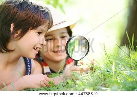 Niño feliz, explorar la naturaleza con lupa Fotos stock e Imágenes ...