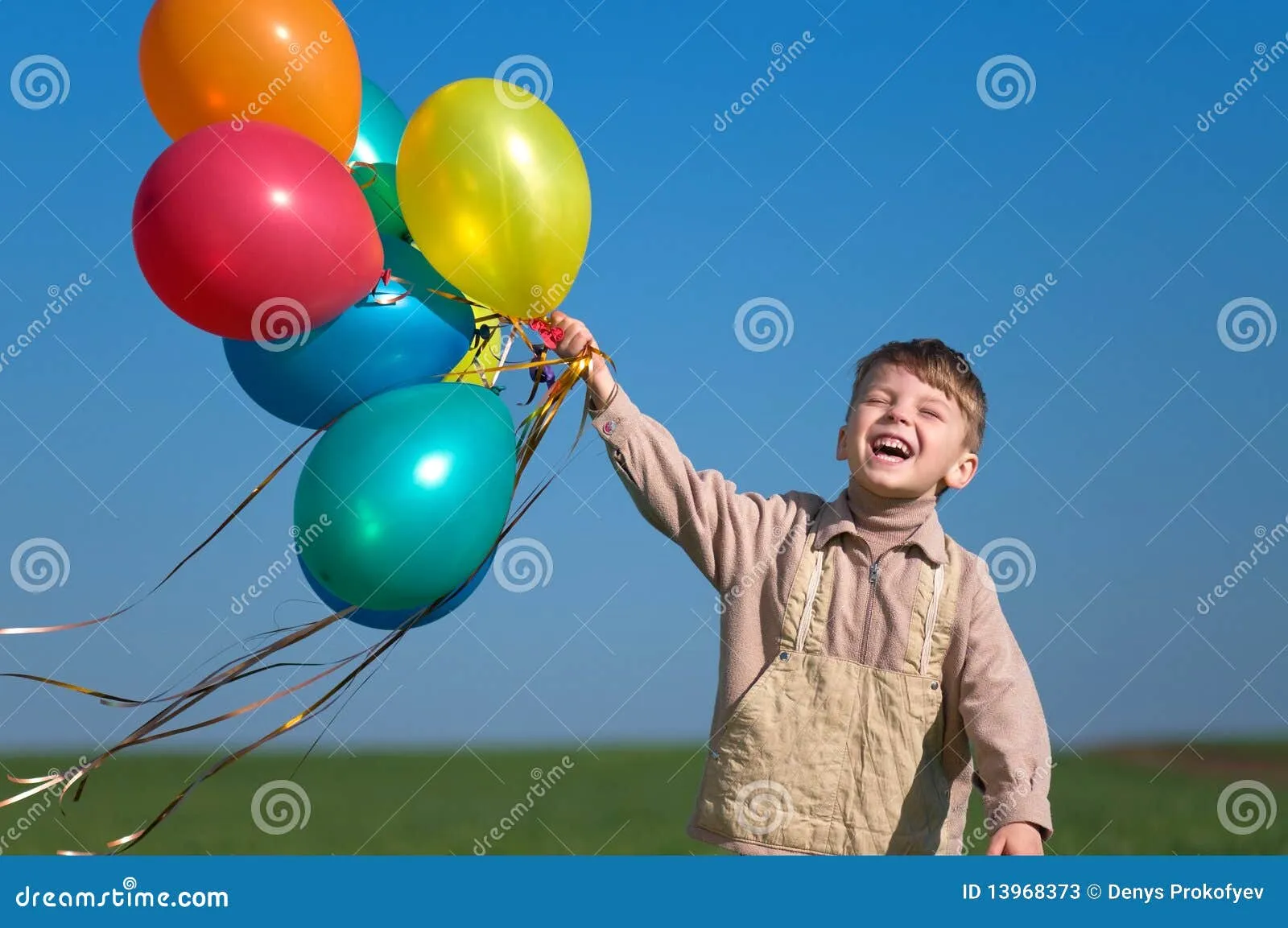 Niño Con Los Globos Fotos de archivo - Imagen: 13968373