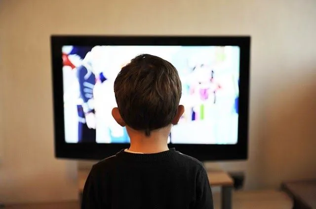 Niño mirando la televisión | Imagenes Sin Copyright