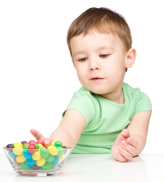 niño, negándose a comer caramelos — Foto stock © Kobyakov #29608063