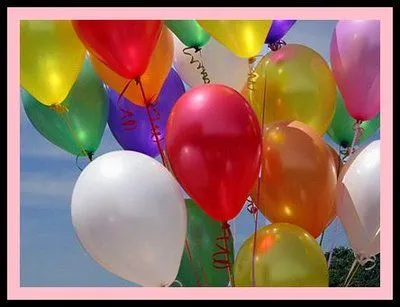  ... niño negro contemplaba extasiado al vendedor de globos en una plaza