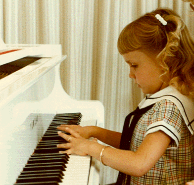 Niño tocando el piano