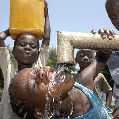 Niño tomando agua - Imagui