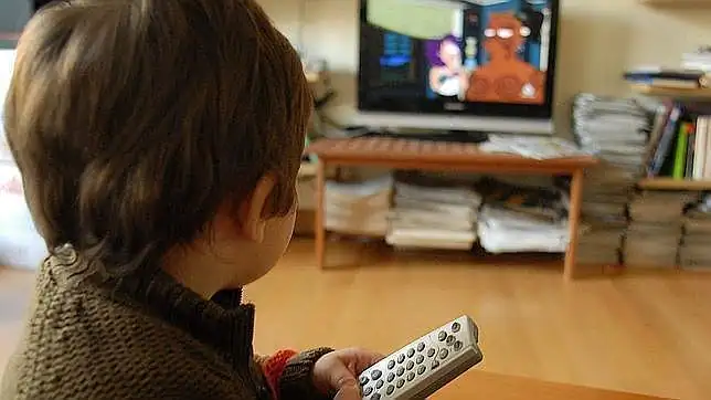 Un niño viendo Futurama en la televisión - abcdesevilla.