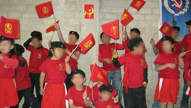 Niños agitan las banderas de Patria Roja - impresa | Perú 21