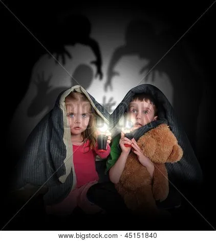 Niños asustados, mirando las sombras de la noche Fotos stock e ...