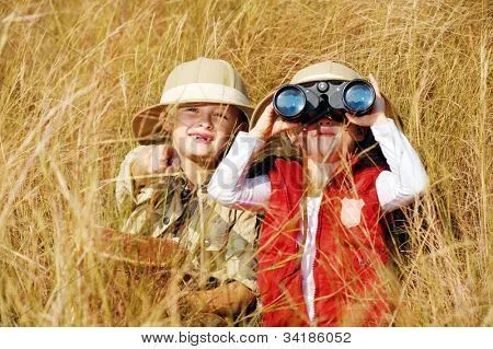 Niños de aventura safari joven feliz jugando al aire libre en la ...