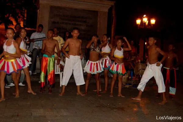 Niños bailando en Cartagena de Indias - Colombia - Dances in the ...