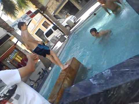 Los niños bañandose en la fuente coin - YouTube