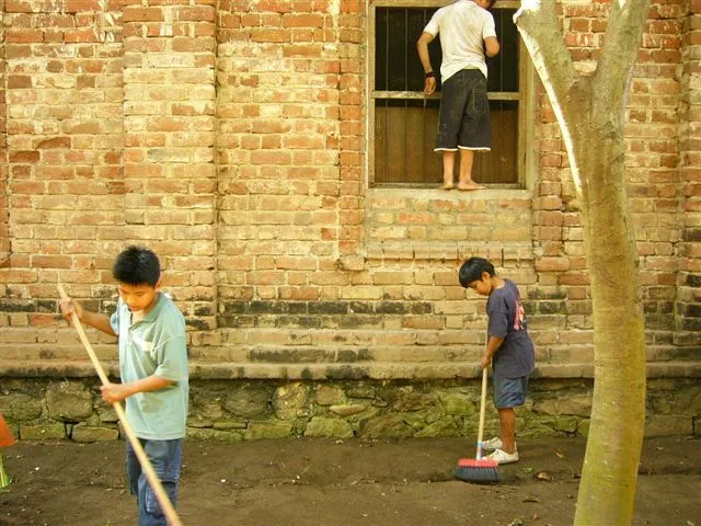 Niños barriendo la casa - Imagui