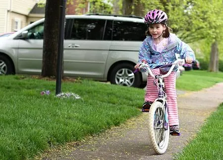 Los niños en la bicicleta, con casco