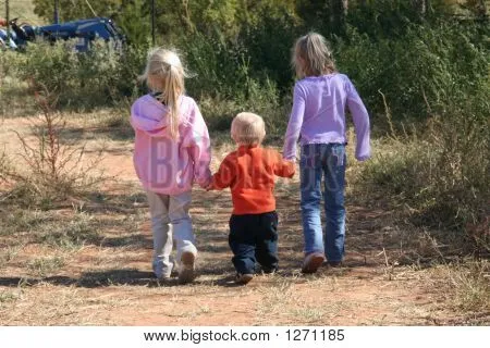 Niños caminando agarrados de la mano en la granja Fotos stock e ...