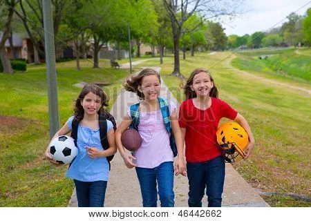 Niños caminando a la - Imagui