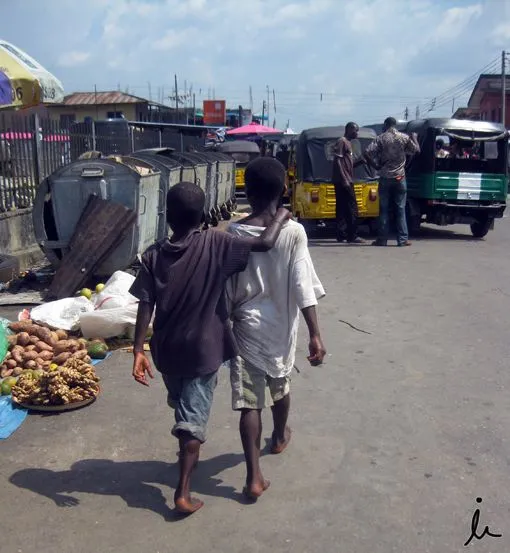 Niños caminando descalzos « Rumbo a Nigeria