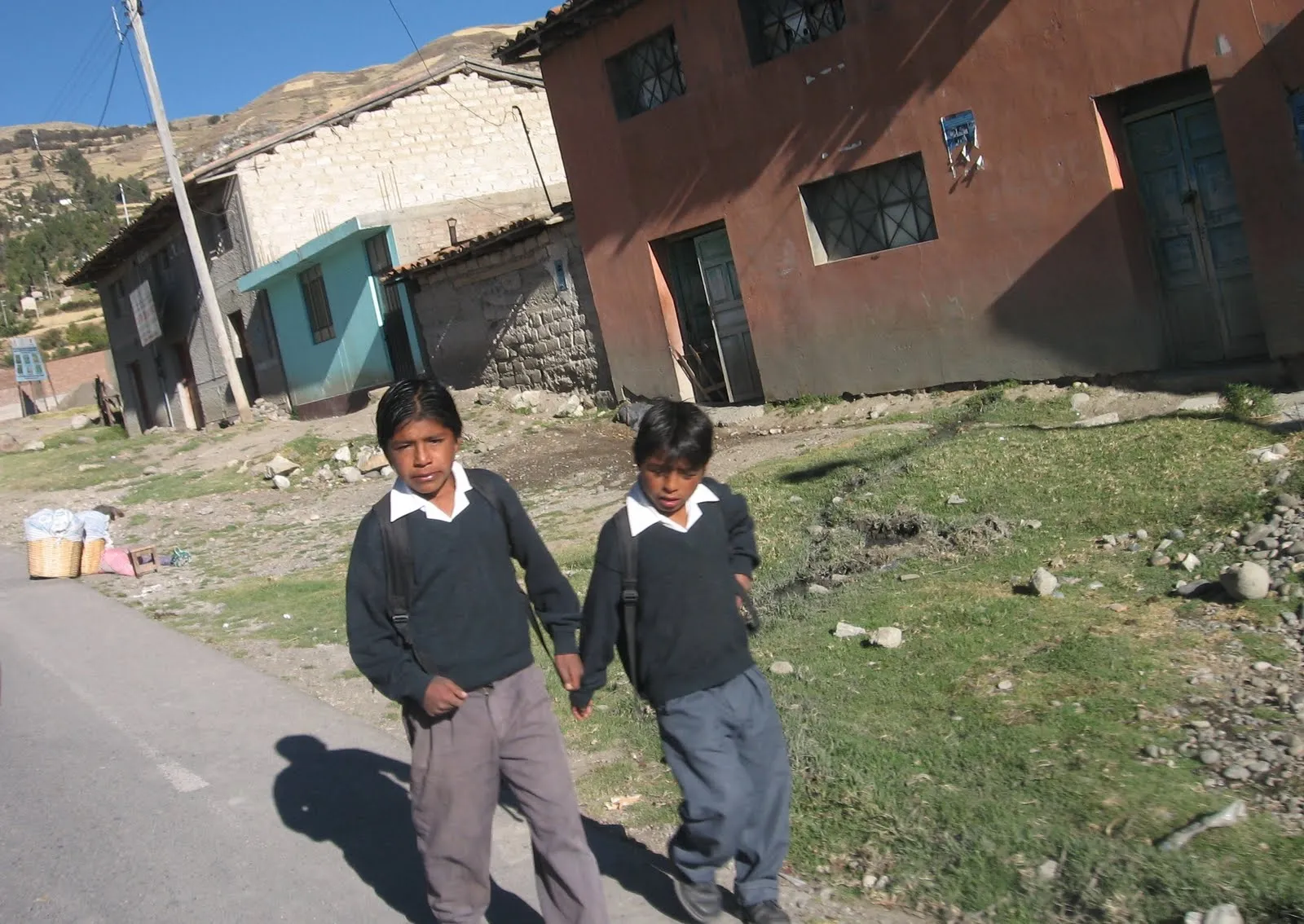 Niños caminando a la escuela, Huancavelica