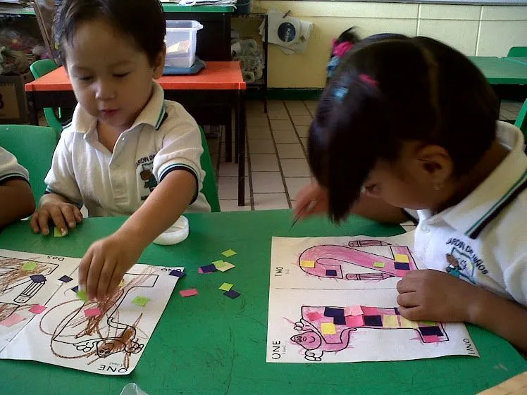 Niños coloreando