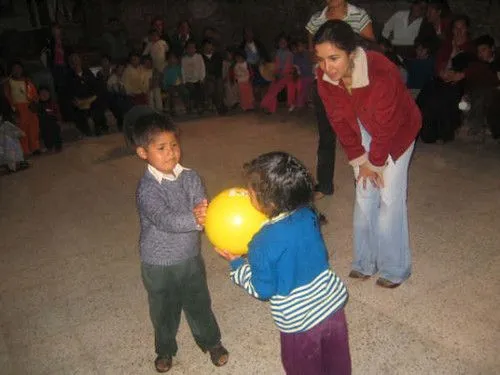 Niños compartiendo regalos | Flickr - Photo Sharing!