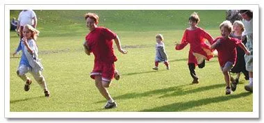 Niños corriendo