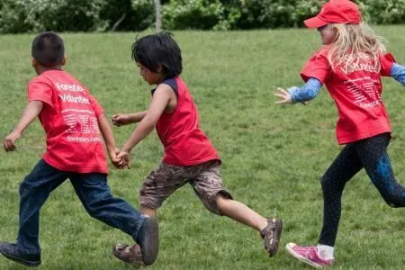 Niños corriendo al aire libre