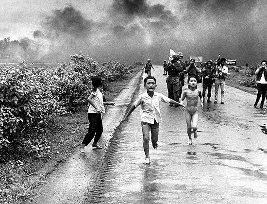 Niños corriendo bajo el terror de la guerra.