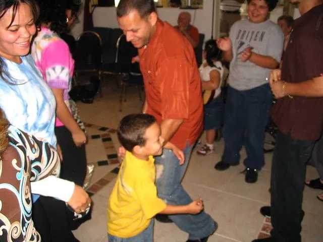 Niños danzando con sus padres | Flickr - Photo Sharing!