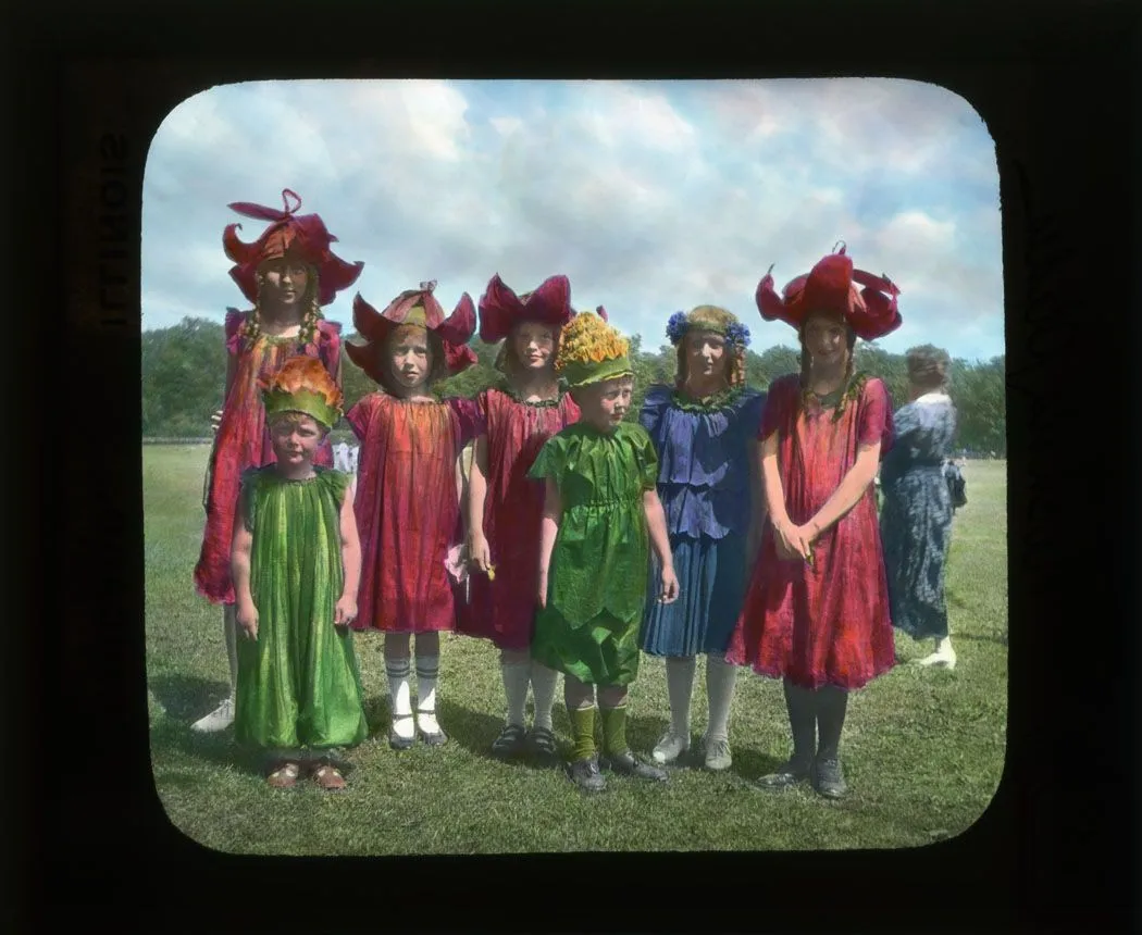 Niños disfrazados de flores. 1902