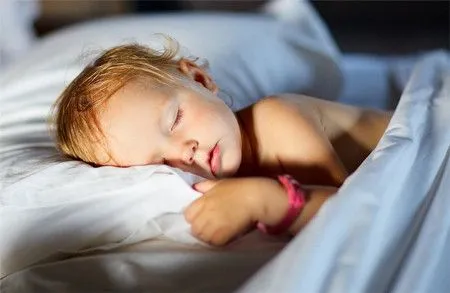 Niños durmiendo en su cama - Imagui