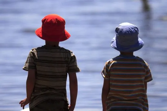 Unos niños de espaldas miran al mar. Foto: Matko Biljak/Reuters ...