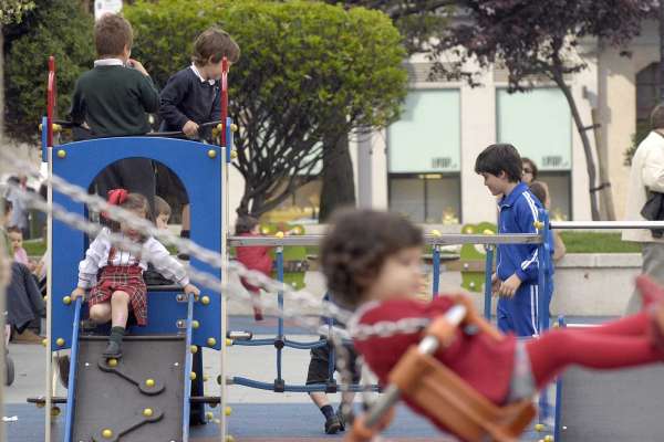 Los niños españoles son muy felices, sobre todo jugando con amigos ...