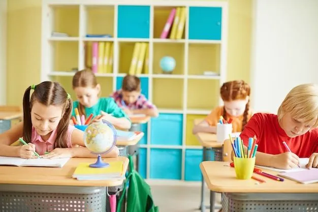 Niños estudiando en una clase | Descargar Fotos gratis