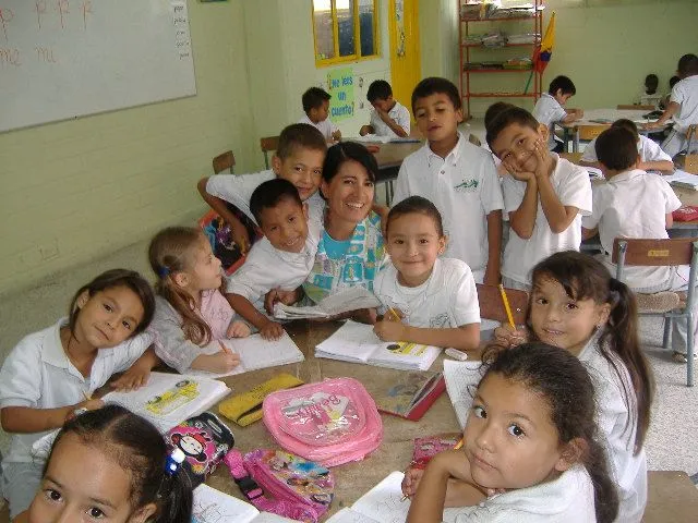 Niños estudiando de preescolar - Imagui