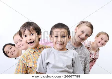 niños felices juntos al aire libre, caras, Fotos stock e Imágenes ...