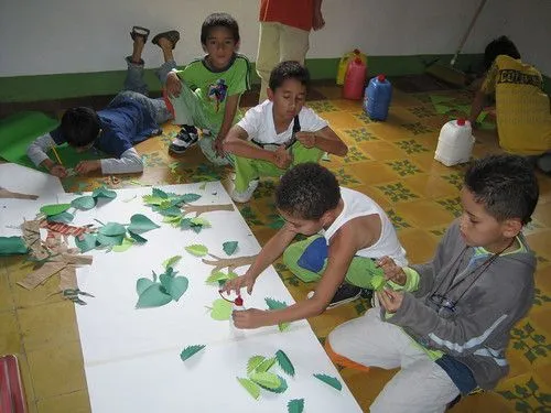 Niños del Grupo Ecológico apoyando elaboración de pancartas ...