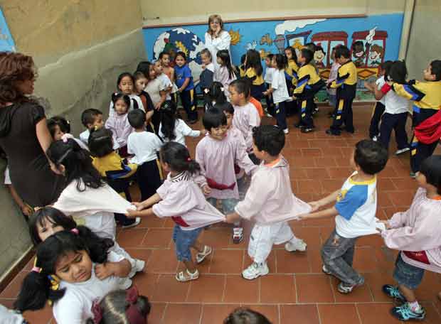 Imagenes niños jugando en la escuela - Imagui