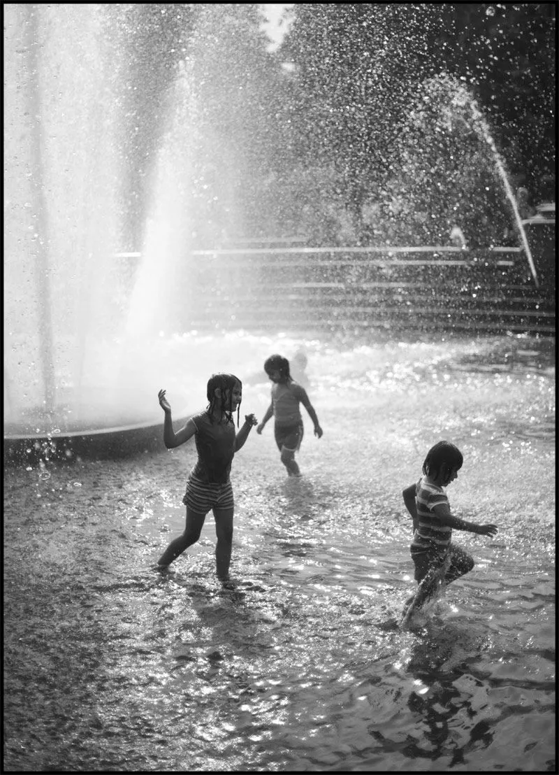 Niños jugando en una fuente