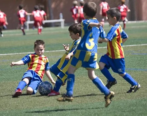 Niños jugando al futbol - an album on Flickr