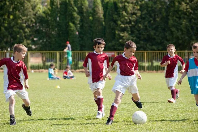 Niños jugando al fútbol. (De libre distribución) | Flickr - Photo ...