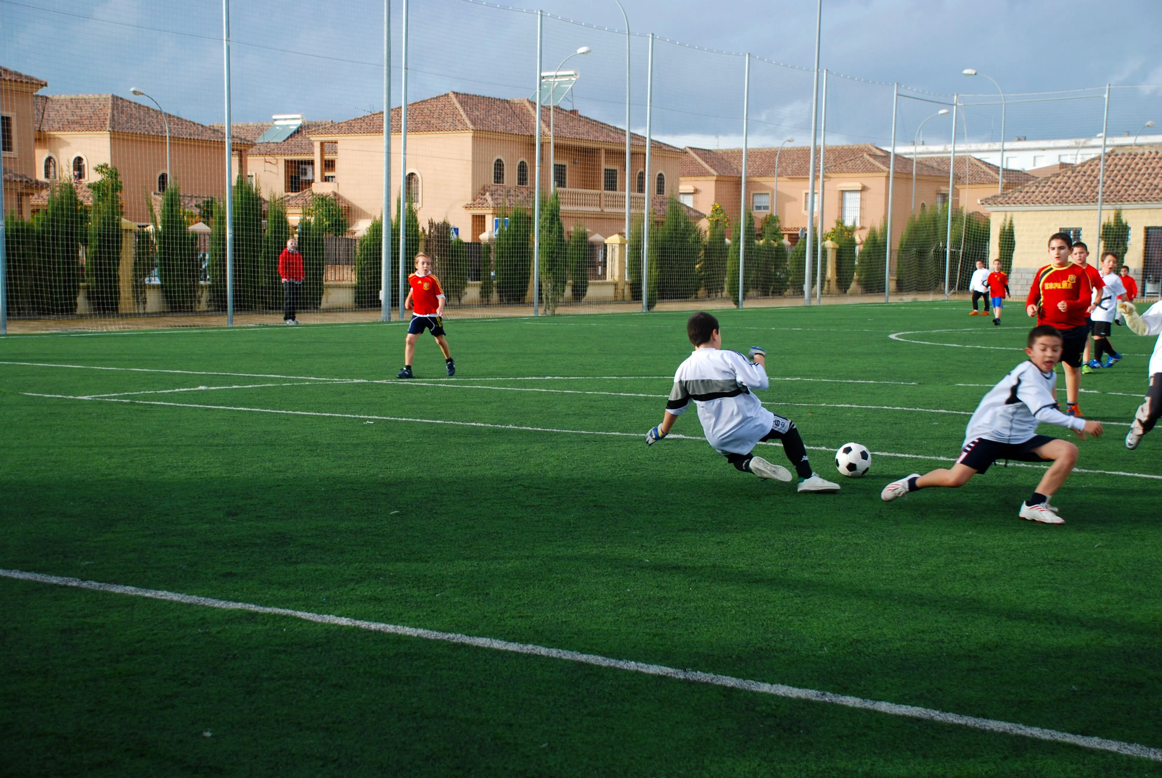 Niños jugando al futbol | fotos de Deportes