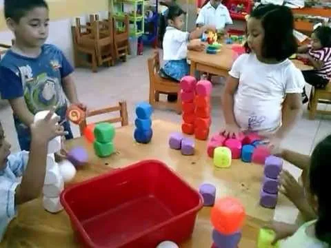 NIÑOS JUGANDO MATERIAL DIDÁCTICO - YouTube