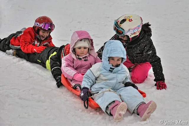 Niños jugando en la nieve | Flickr - Photo Sharing!